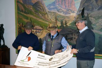 Cerimonia di consegna dei ricavati dalla campagna solidale “Il panettone degli alpini”